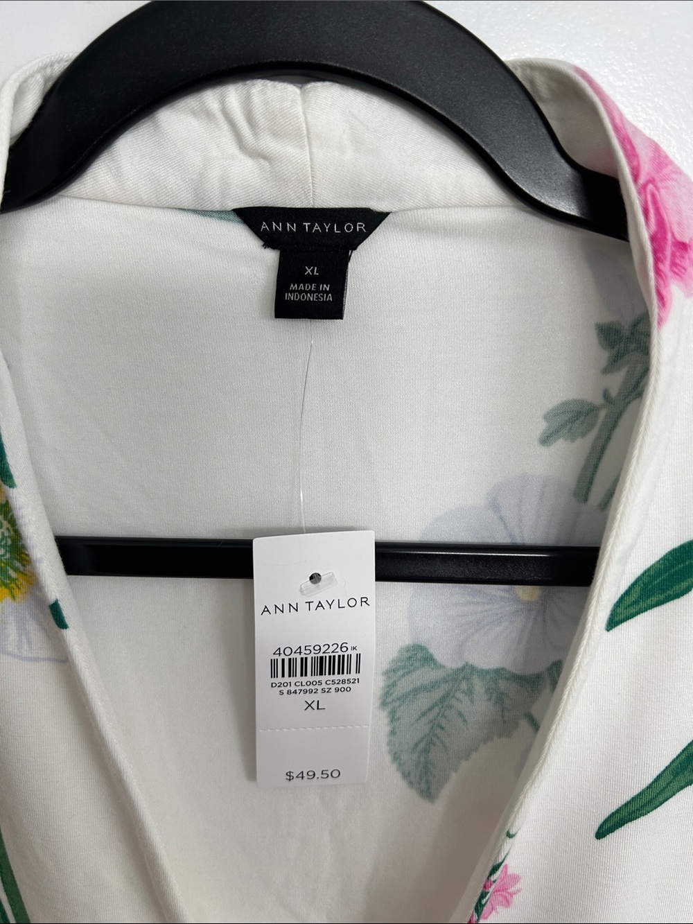NWT Ann Taylor White Sleeveless Floral V-Neck Tank butter soft! - Picture 2 of 3